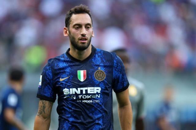 Hakan Çalhanoğlu kimdir? Kaç yaşında, nereli, hangi takımda, forma numarası kaç, mevkisi ne, boyu ve kilosu kaç? Hakan Çalhanoğlu hayatı ve kariyeri!