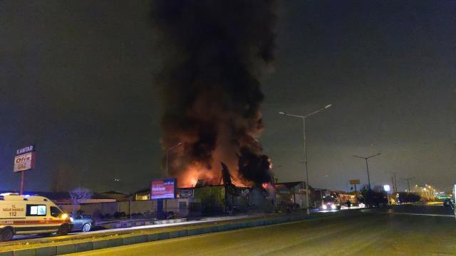 İş yeri alev alev yandı: Gürültüyle patlayan boya kutuları panik oluşturdu