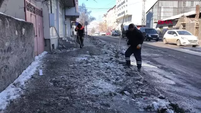 KARS'TA BUZLA KAPLI KALDIRIMLAR KAZMALARLA KIRILARAK TEMİZLENİYOR