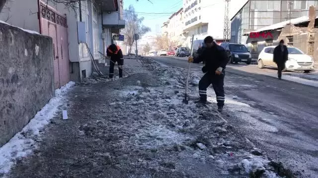 KARS'TA BUZLA KAPLI KALDIRIMLAR KAZMALARLA KIRILARAK TEMİZLENİYOR