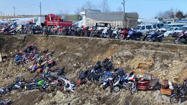 Samsun'da otoparkın istinat duvarının çökmesi sonucu çok sayıda motosiklet zarar gördü