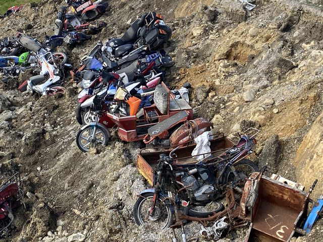 Samsun'da otoparkın istinat duvarının çökmesi sonucu çok sayıda motosiklet zarar gördü