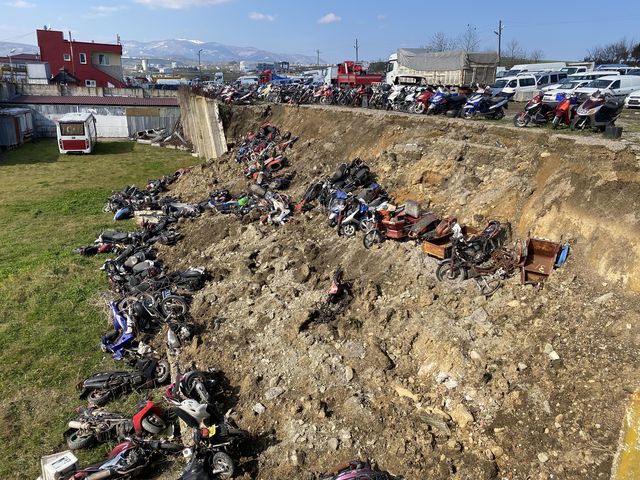 Samsun'da otoparkın istinat duvarının çökmesi sonucu çok sayıda motosiklet zarar gördü