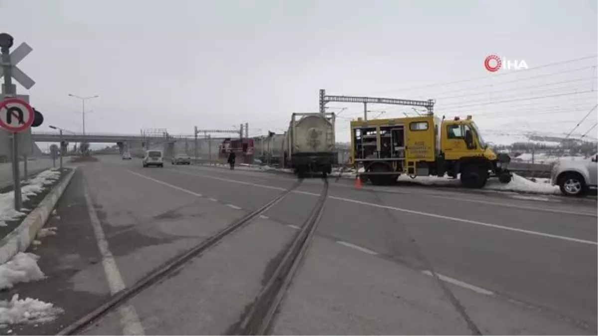 Sivas'ta yük treni raydan çıktı, son vagonun bir kısmı Sivas-Ankara karayolunda kaldı