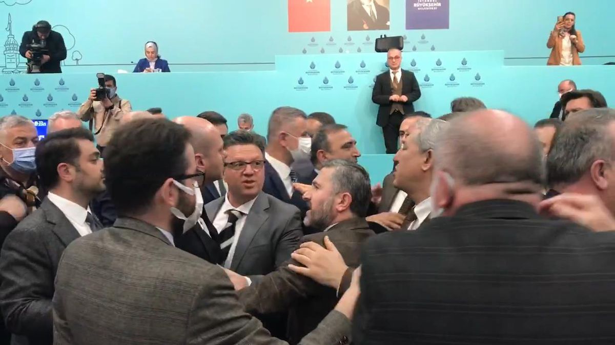 Su zammının görüşüldüğü İSKİ Genel Kurulu'nda gerginlik! Arbede yaşandı, toplantıya ara verildi
