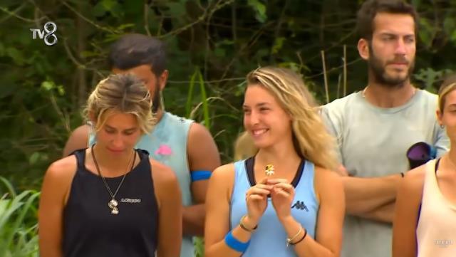 Survivor'da 14 Şubat kutlaması! Mert, sevgilisi Sude'ye çiçek hediye ediyor