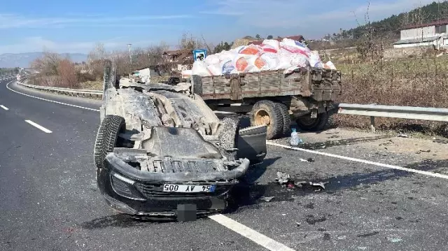 Traktörle çarpışan otomobil takla attı 3 kişi yaralandı