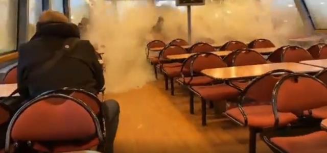 Almanya'da fırtına nedeniyle seyir halindeki feribotun camları patladı