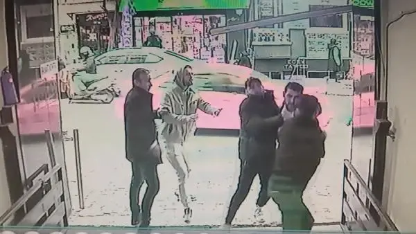 Kadını dövmesini engelleyen esnafa kılıçla saldırdı