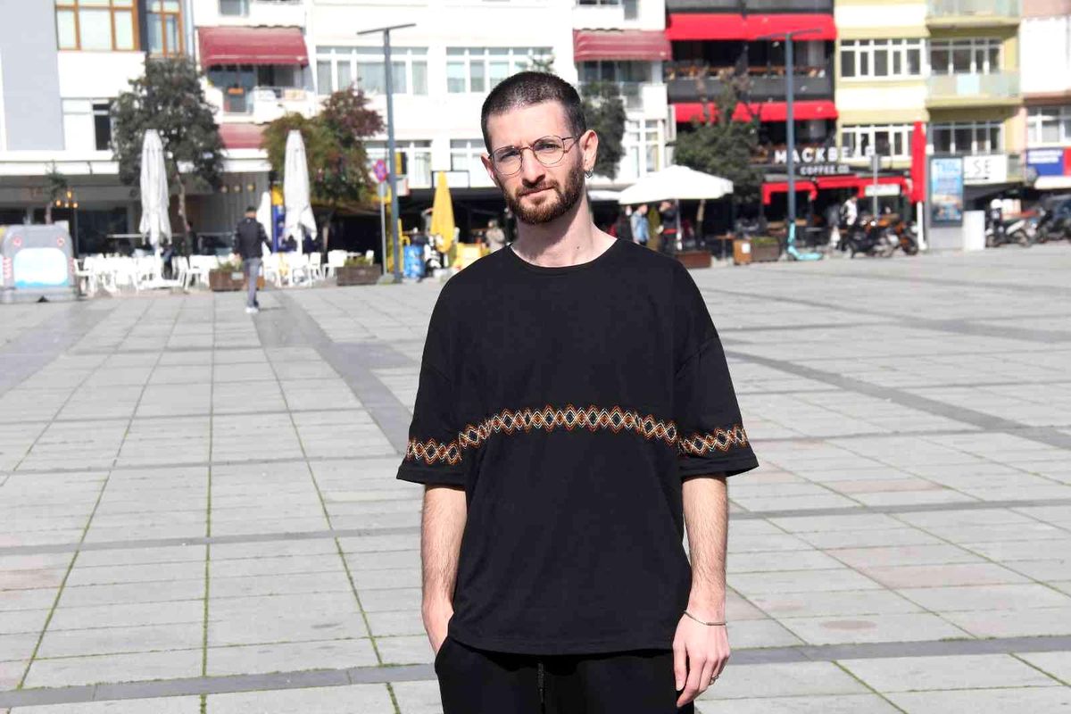 Biletli olmasına rağmen üzerindeki eşofman yüzünden konsere alınmayan genç, duruma isyan etti