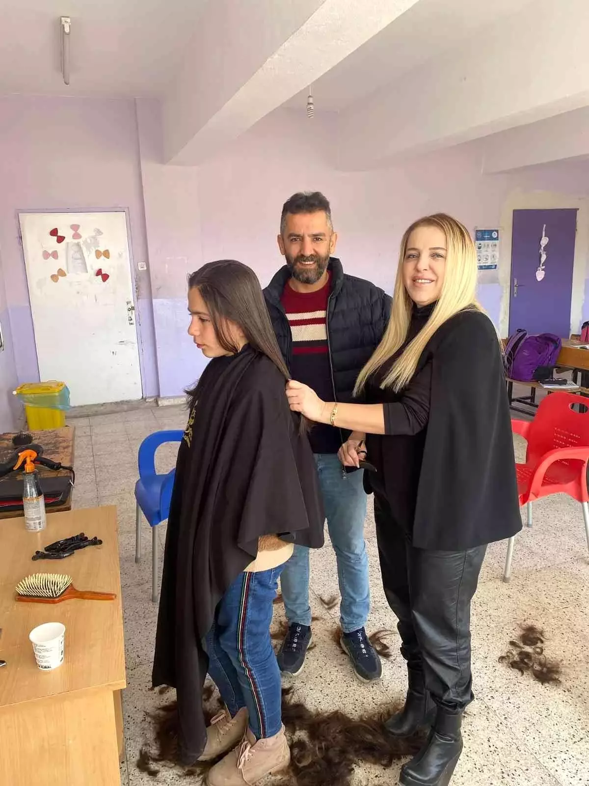 Gönüllüler köy çocuklarına kuaför hizmeti götürdü