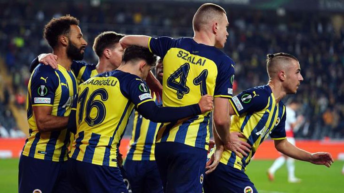 Slavia Prag mağlubiyetiyle tribün yangın yerine döndü! Kadıköy'de yalnızca bir futbolcu ıslıklanmadı