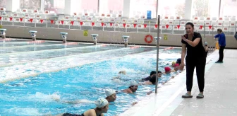 Antalya'da kadınlar, yaz mevsimi öncesi havuzda jimnastik yaparak forma giriyor