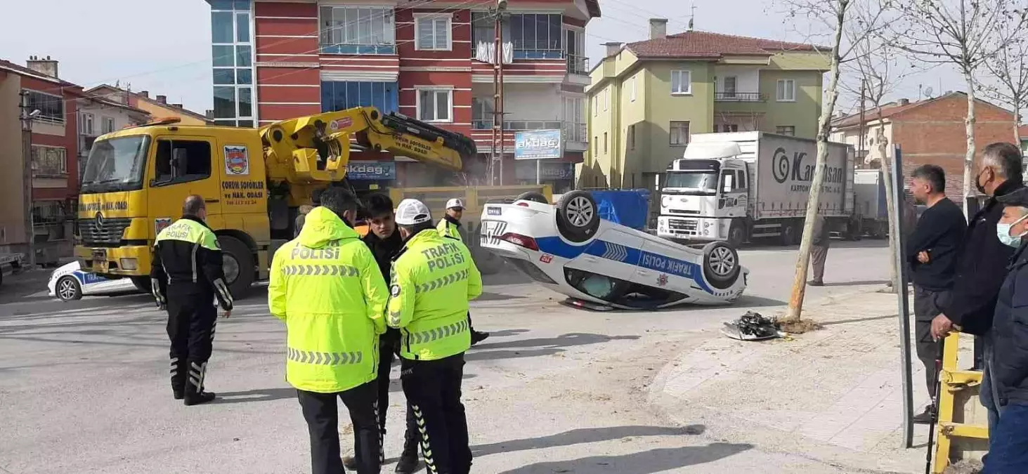 Çorum'da ağaca çarpan polis aracı takla attı