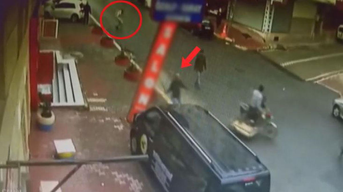 Dehşet anları kamerada! Sopayla saldırdığı gencin kafasına falçatayı sapladı