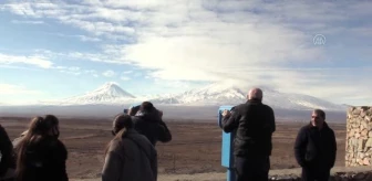 Ermenistan'daki Hor Virap Manastırı ziyaretçilerinin manzarası: Ağrı Dağı