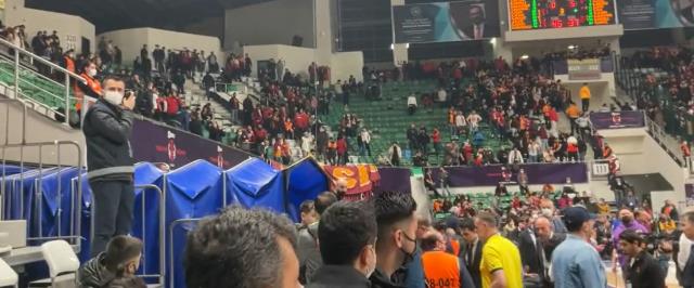 Fenerbahçe-Galatasaray maçında tribünler boşaltılıyor! Hakemler soyunma odasına kaçtı