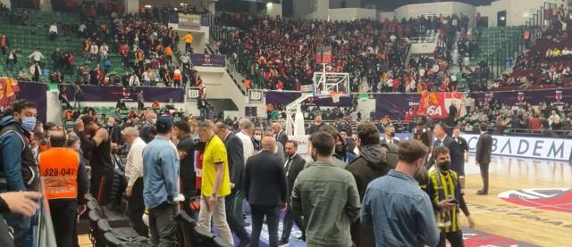 Fenerbahçe-Galatasaray maçında tribünler boşaltılıyor! Hakemler soyunma odasına kaçtı