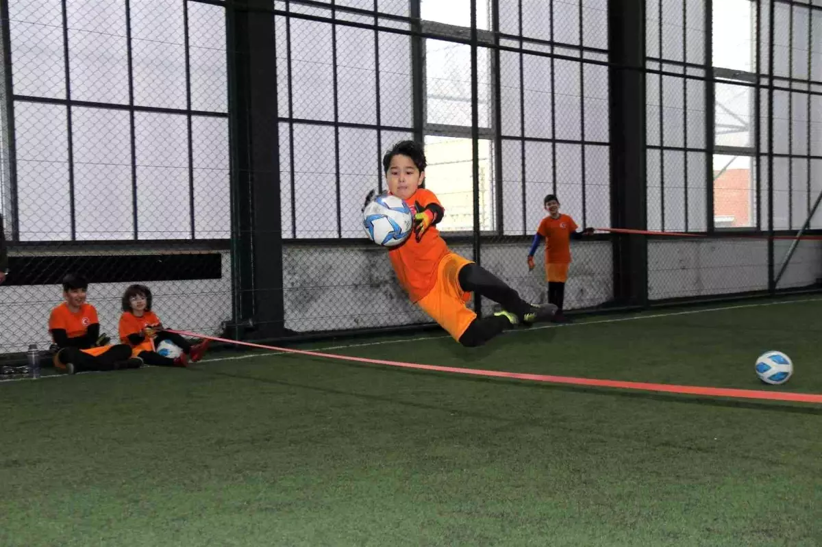 Genç eldivenler 'Milli forma' için aralıksız mücadele ediyor