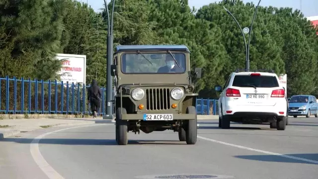 Hurdalıktan aldığı cipe 110 bin TL harcayarak eski haline getirdi! Trafikte gören durduruyor