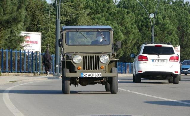 Hurdalıktan aldığı askeri cipi 70 yıl önceki haline çevirdi, trafikte gören herkes durduruyor