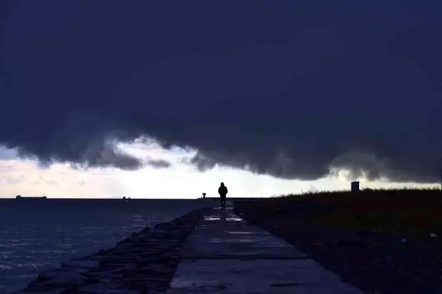 İstanbul'u kara bulutlar kapladı