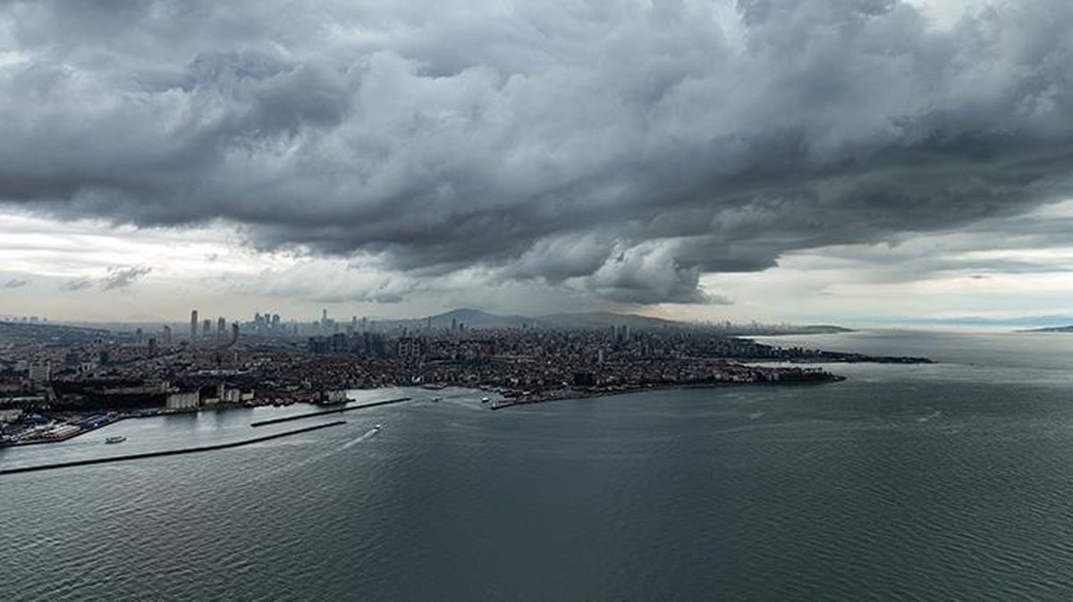İstanbul'da yağmur sonrası şehri kaplayan kara bulutlar kartpostallık görüntüler ortaya çıkardı