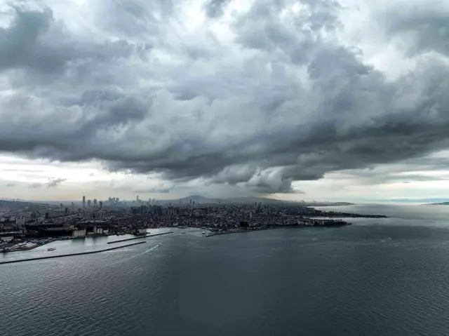 İstanbul'u kara bulutlar kapladı