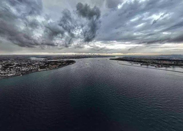 İstanbul'u kara bulutlar kapladı