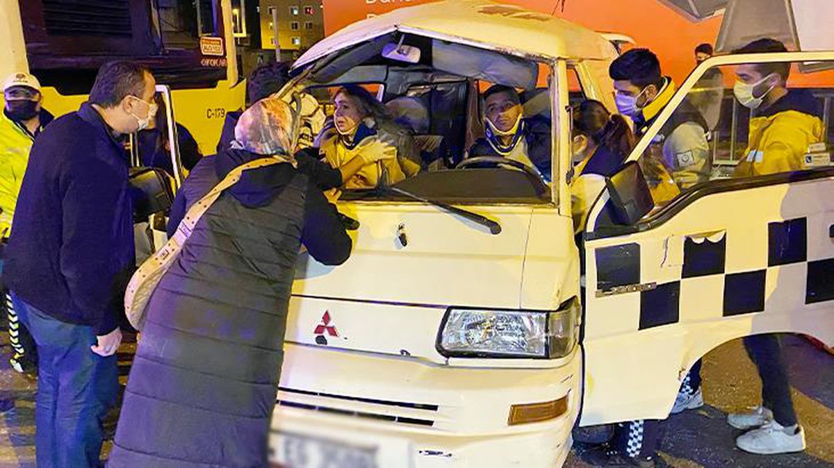 Kadıköy'de zincirleme kaza! 2 kişi araç içerisinde sıkıştı, trafik durma noktasına geldi
