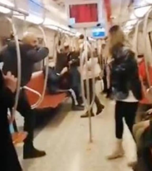 Kadıköy metrosunda bıçakla kadınlara saldıran adam suçu güvenliğe attı: Görevlerini yapmadılar