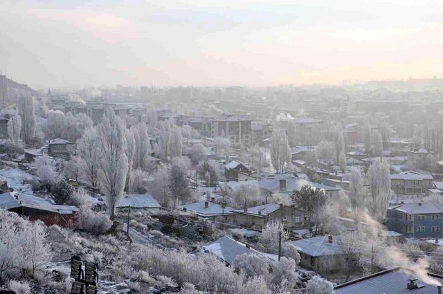 Kars buz kesti, ağaçlar kırağı tuttu