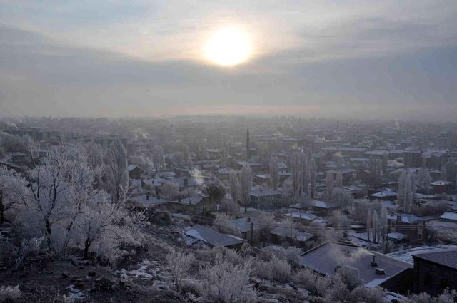 Kars buz kesti, ağaçlar kırağı tuttu