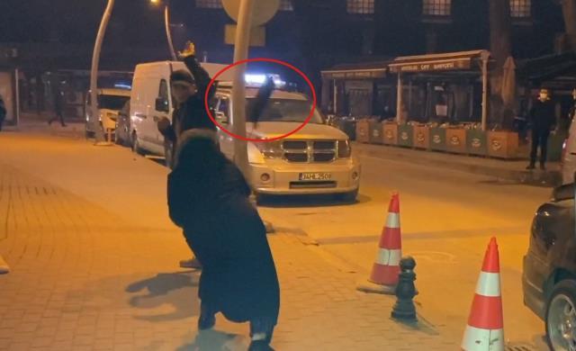 Öfkeli anne ceza yiyen oğlunun başında çakarlı lambayı parçaladı! O anlar kamerada Öfkeli anne ceza yiyen oğlunun başında çakarlı lambayı parçaladı! O anlar kamerada