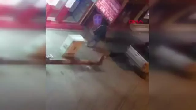 Restoran işletmecisinin evinin önünde bıçaklanarak öldürüldüğü anlar ortaya çıktı