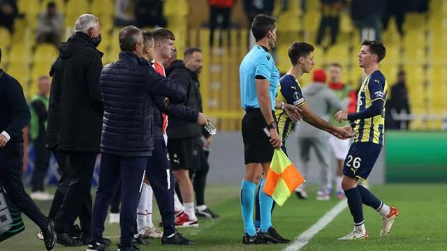 Süper Lig'de olsa yer yerinden oynar! Fenerbahçe maçında tarihte görülmemiş hakem skandalı