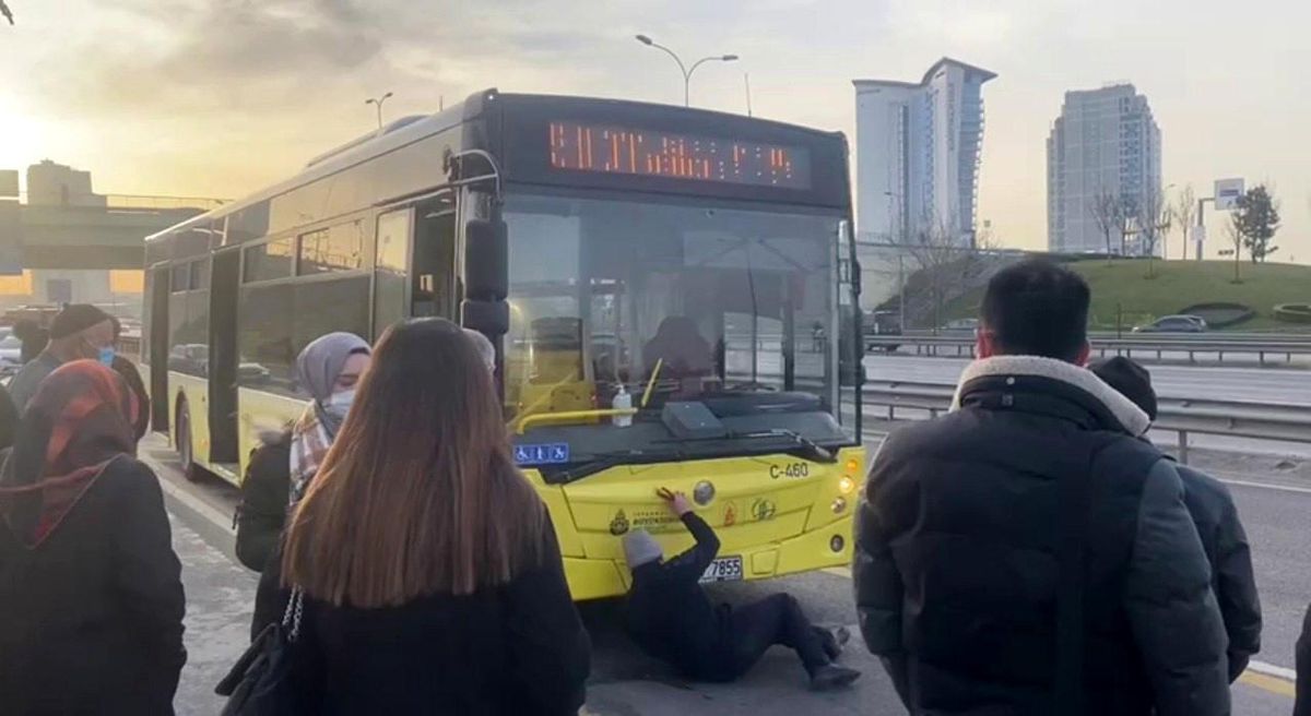 Üzerinde güneş batmayan İETT otobüsü '500T' yolda kaldı