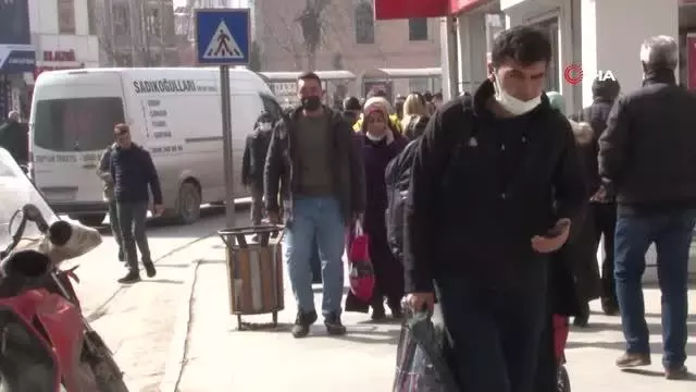 Elazığ'da vatandaşlar korona virüs tedbirlerini unuttu, maskeler çene altında kaldı