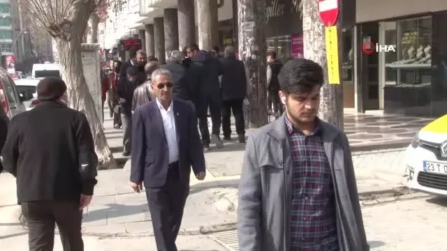 Elazığ'da vatandaşlar korona virüs tedbirlerini unuttu, maskeler çene altında kaldı