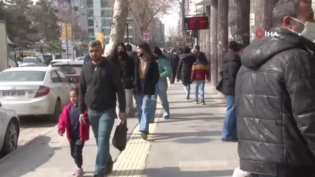 Elazığ'da vatandaşlar korona virüs tedbirlerini unuttu, maskeler çene altında kaldı