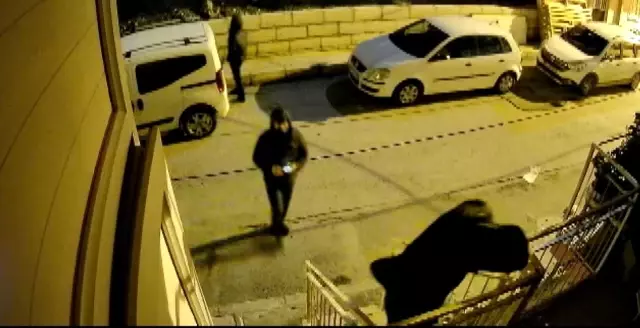 Talihsiz kadının hırsızlarla burun buruna geldiği anlar kamerada! Çığlıkları sokağı inletti