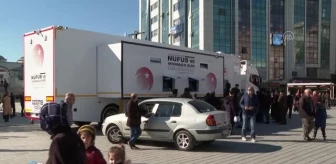 Nüfus İşleri Genel Müdürlüğünün mobil tırı Esenyurt meydanında vatandaşlara hizmet veriyor