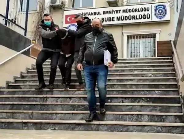 Polis kılığında eve giren hırsızlar, kendilerine direnen adamı kelepçeleyip öldürdü