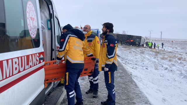 Son dakika! Konya'da buzlanma nedeniyle tur otobüsü devrildi: 5 ölü, 26 yaralı