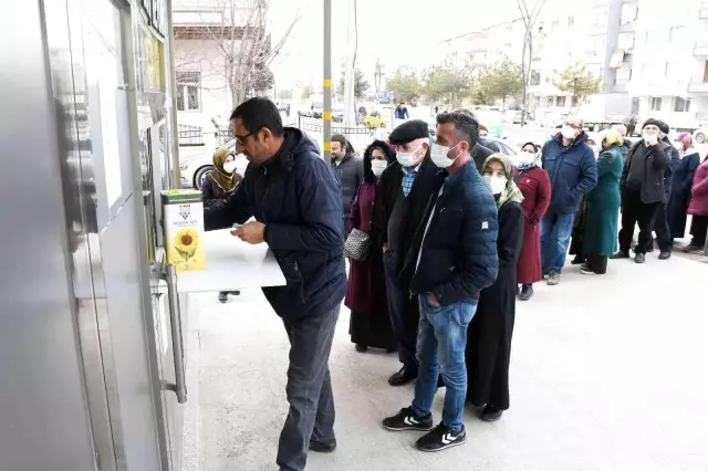 TMO'nun indirimli ürünlerine büyük ilgi! 5 litrelik ayçiçek yağını 92,5 liradan satıyorlar