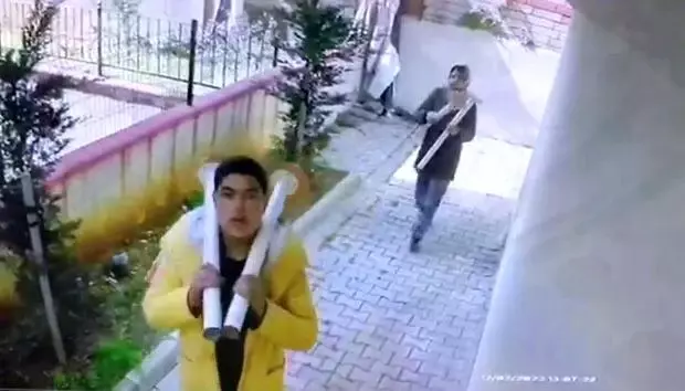 Apartmanın bahçesine giren hırsızların kameraya yaptığı hakaret mide