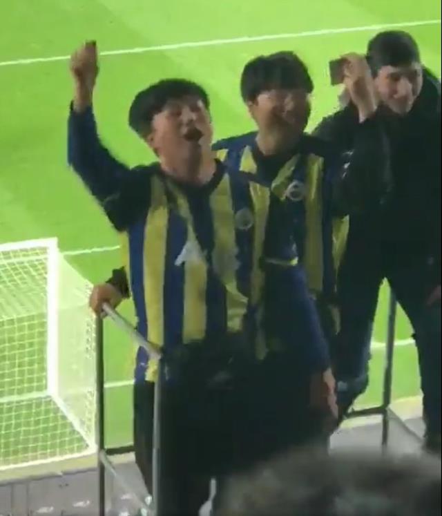 Fenerbahçe tribününde ilginç anlar! Güney Koreli amigolardan Kuzey Kore'ye küfürlü tezahürat