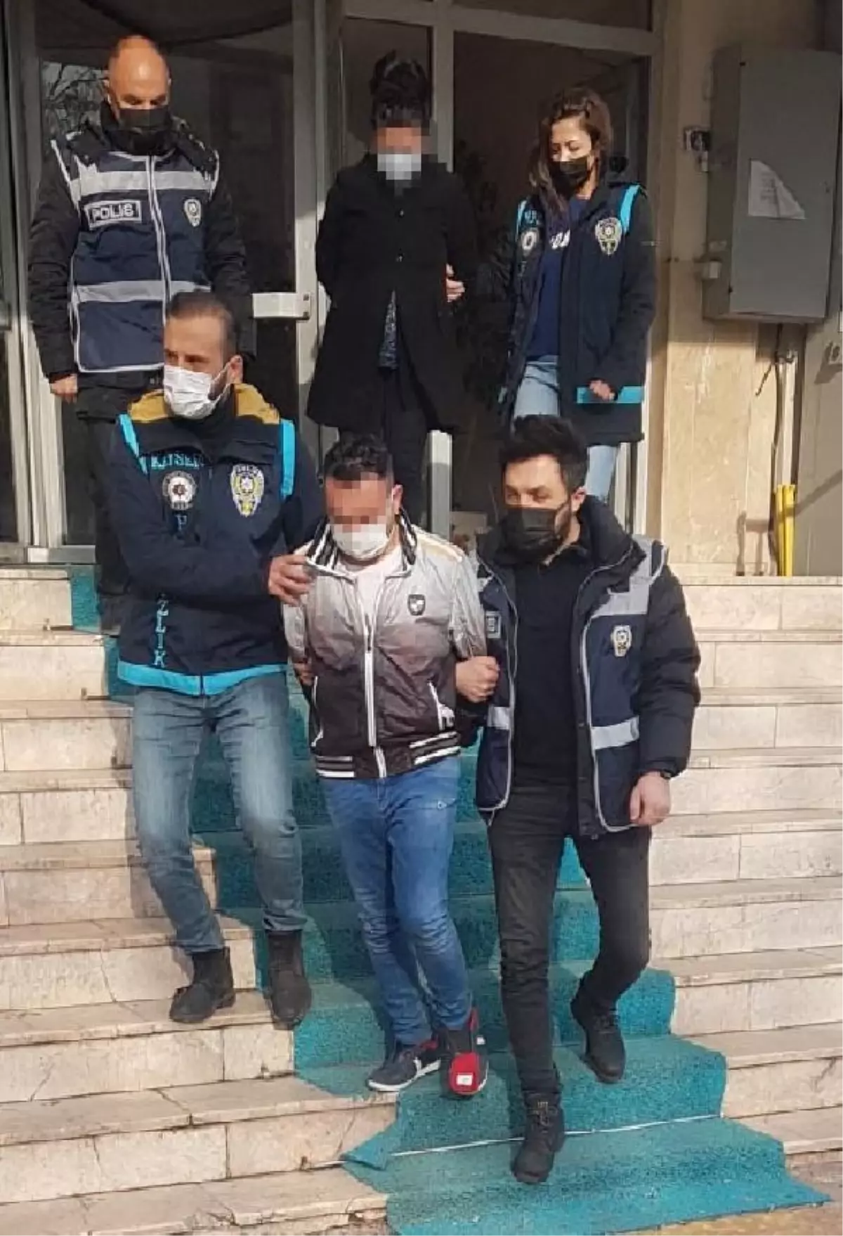 Camilerden musluk çalan 2 sevgili yakalandı