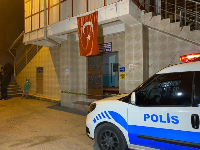 Camiye giren hırsız, imamı defalarca bıçakladı