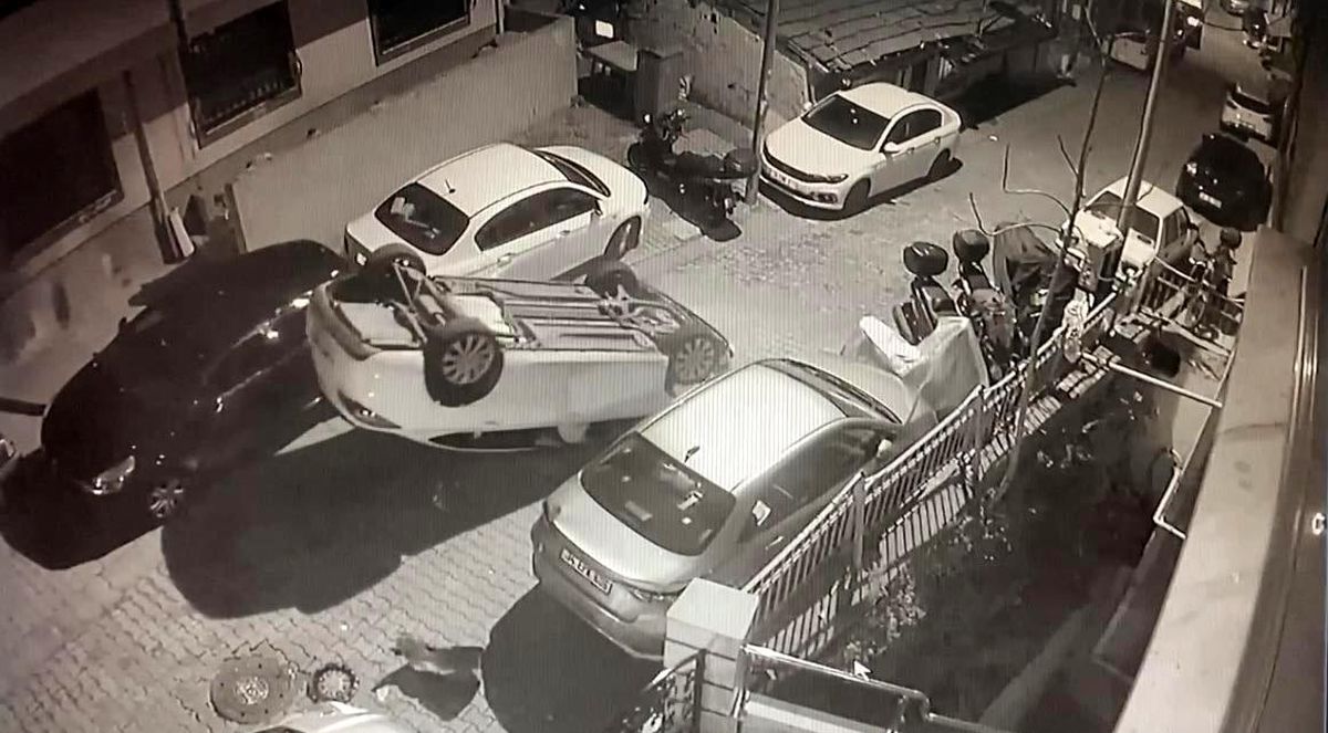 Park halindeki araca çarptıktan sonra kadınlardan kaçmak isterken sokağı birbirine kattı